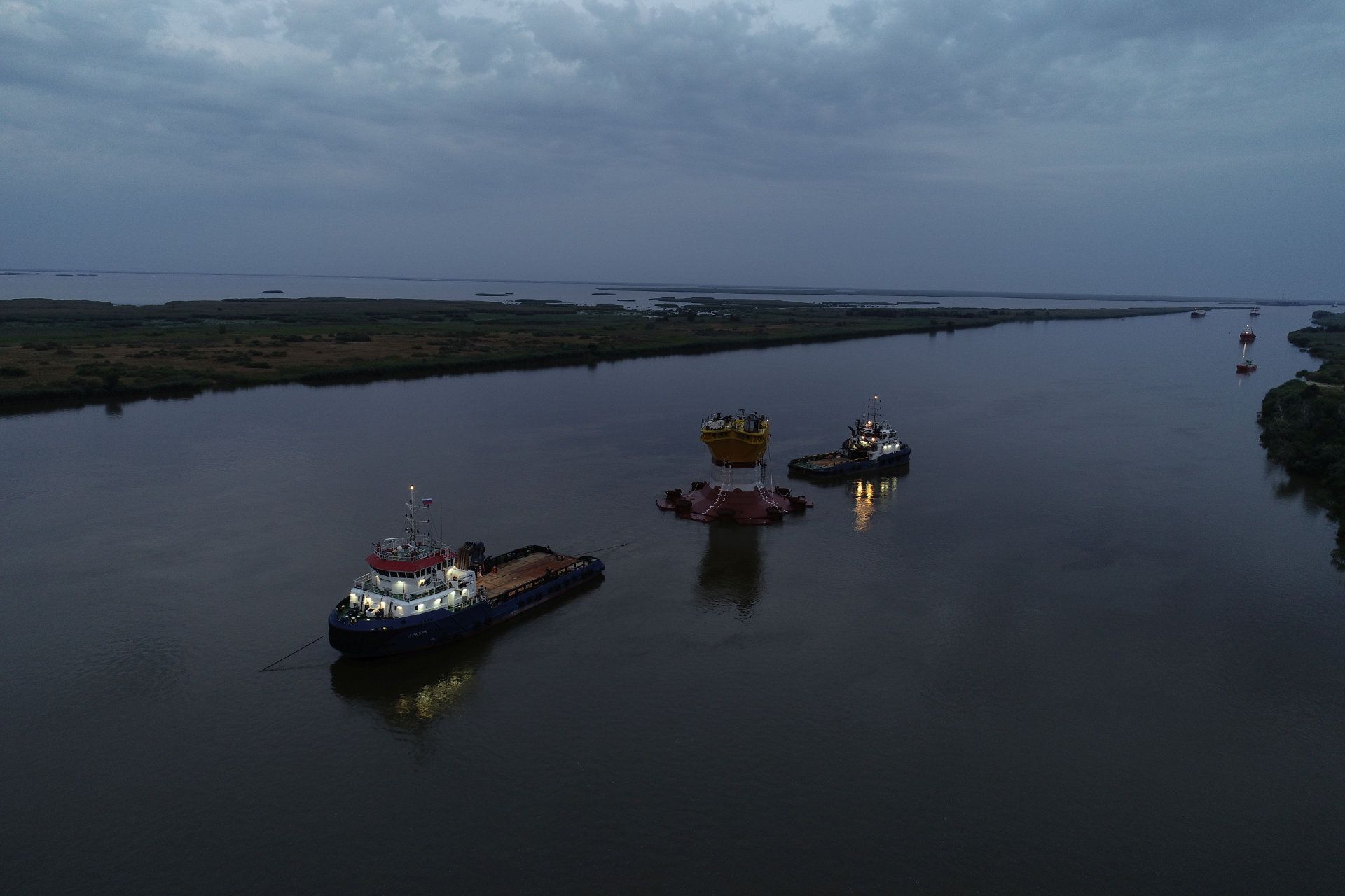 Движение буксирного ордера по Волго-Каспийскому каналу