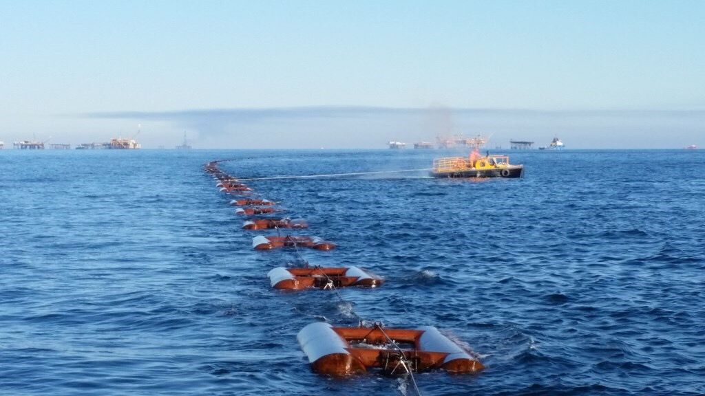 Транспортировка плети подводного трубопровода к месту укладки