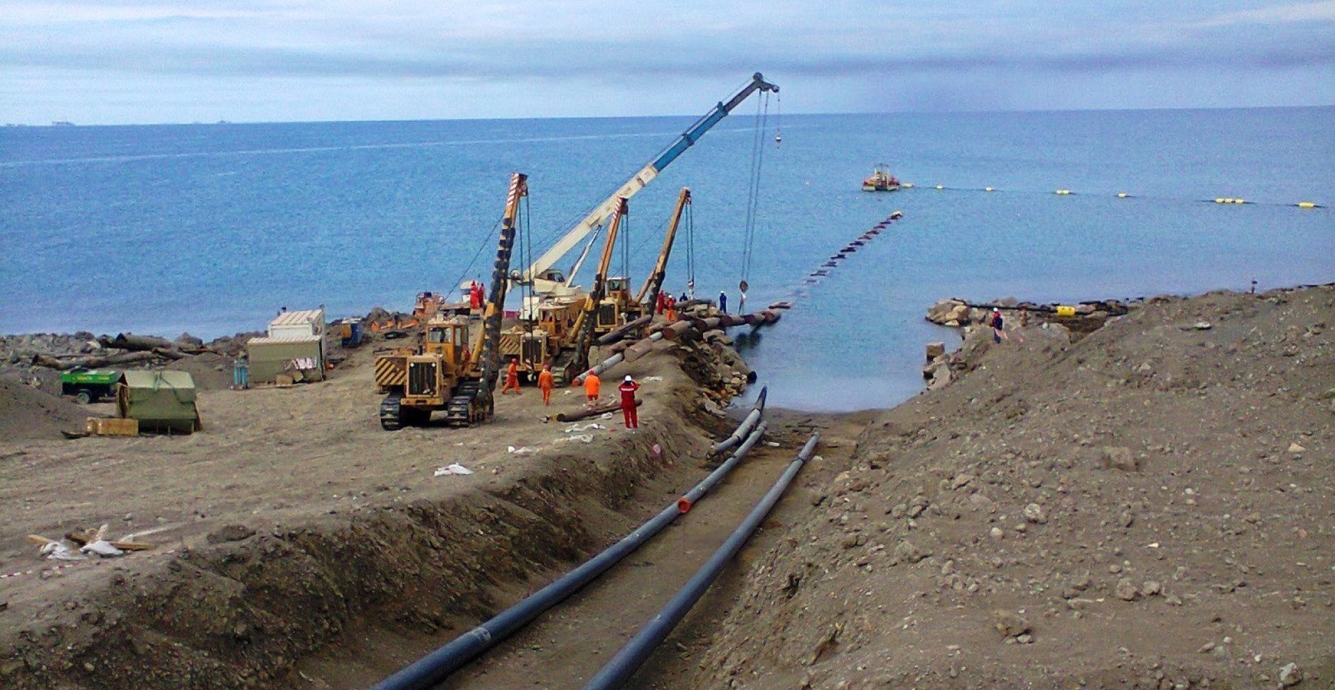 Вывод плети подводного трубопровода и ее соединение с береговой частью